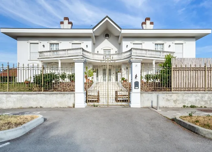 White House Daire Lainate